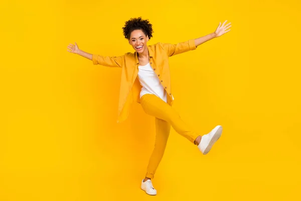 Teljes hossz testméret fotó nő nevetés tánc disco elszigetelt élénk sárga háttér — Stock Fotó