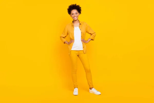 Teljes hossz testméret fotó nő magabiztos stílusos ruhát elszigetelt élénk sárga szín háttér — Stock Fotó