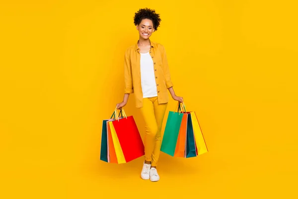 전체 몸길이의 사진을 찍고 있는 여자가 쇼핑중에 가방을 들고 있는 모습. — 스톡 사진