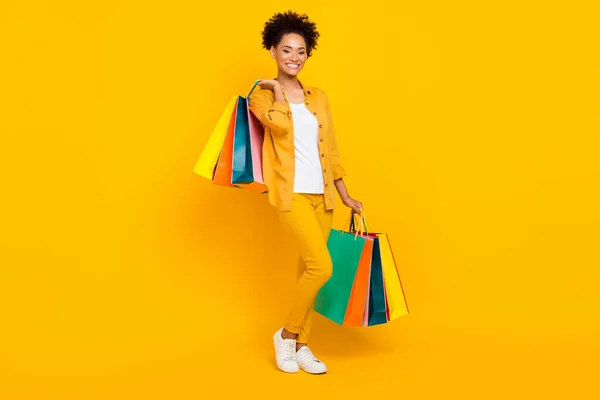 Longitud completa cuerpo tamaño foto mujer tiene paquetes a la venta aislado vívido color amarillo fondo — Foto de Stock