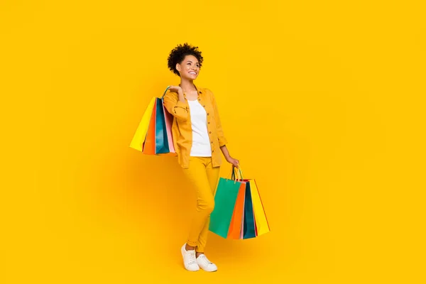 Πλήρης προφίλ σώματος φωτογραφία πλευρά του νεαρού μαύρου πελάτη κορίτσι αγοράζουν τσάντα πώλησης κατάστημα απομονώνονται σε κίτρινο χρώμα φόντο — Φωτογραφία Αρχείου