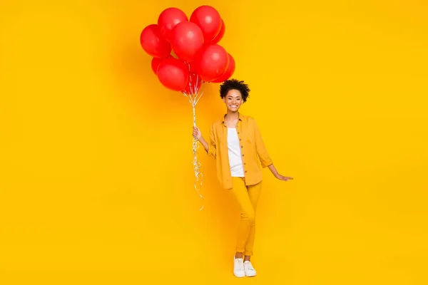 Plná délka tělo velikost fotografie žena udržet fantazie vzduchové balónky na straně izolované živé žluté barvy pozadí — Stock fotografie