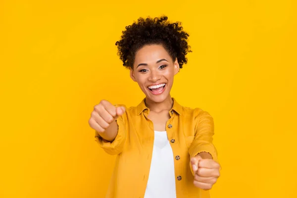 Foto de una joven excitada afro girl hold steering-wheel drive transport vehicle isolated over yellow color background —  Fotos de Stock