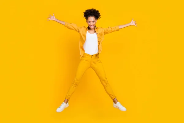 Longitud completa cuerpo tamaño foto mujer saltar hasta juguetón feliz aislado vívido color amarillo fondo — Foto de Stock