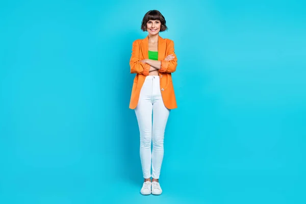 Pleine photo du corps de jeune femme heureuse et confiante tenir les mains croisées bonne humeur isolé sur fond de couleur bleue — Photo