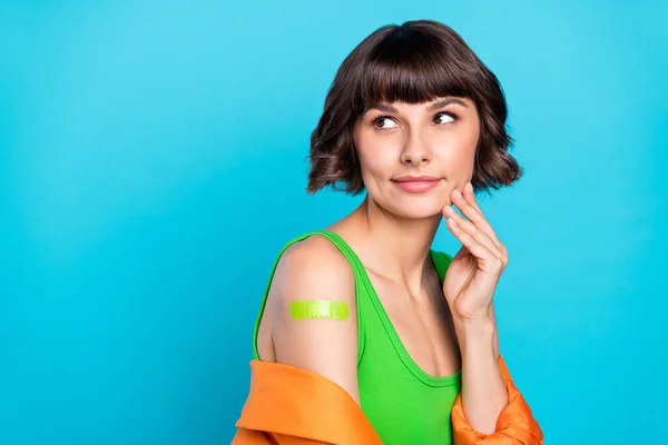 Foto de mujer soñadora feliz mirada vacío espacio hombro mano vacuna parche aislado sobre fondo de color azul —  Fotos de Stock