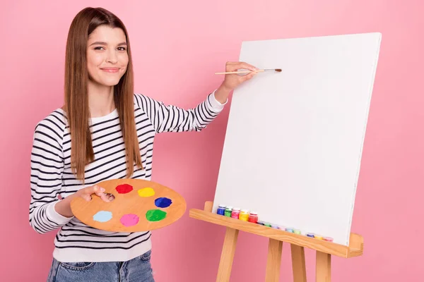 Retrato de atractiva chica talentosa alegre haciendo nueva pintura imagen aislada sobre fondo de color pastel rosa —  Fotos de Stock