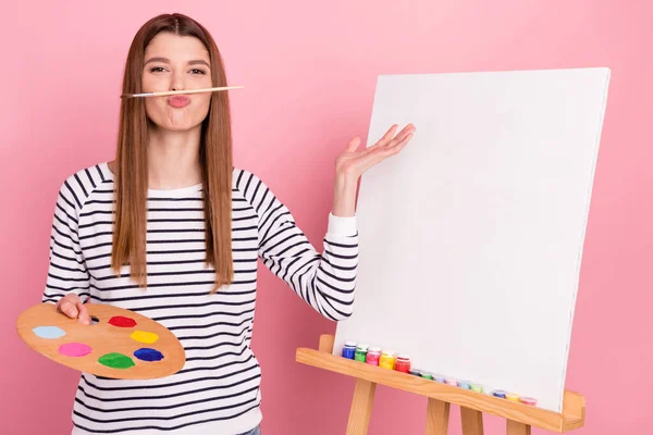 Porträtt av attraktiva glada begåvade rolig flicka teckning bild lura isolerad över rosa pastell färg bakgrund — Stockfoto