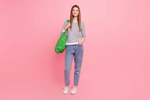 全长体形全景迷人欢快的少女提着生态袋购物，与粉色彩绘背景隔离 — 图库照片