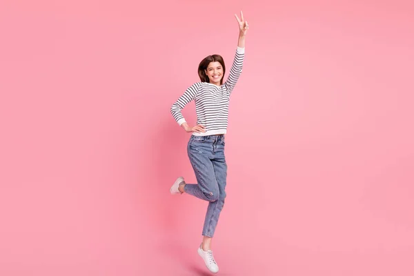 全身上下都是漂亮快乐的女孩跳跃的照片，在粉色粉红的背景上表现出良好的情绪 — 图库照片