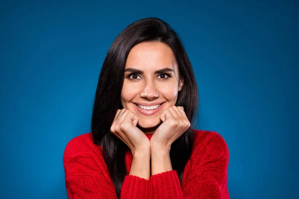 Foto van positieve mooie bruine haar dame handen wangen dragen rode trui geïsoleerd op blauwe kleur achtergrond — Stockfoto