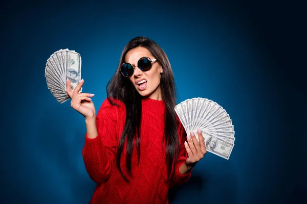 부유 한 젊은 여성의 사진 돈을 보유하고 있다 달러 지폐 수입 흑색 배경에 분리 된 현금 수입 — 스톡 사진