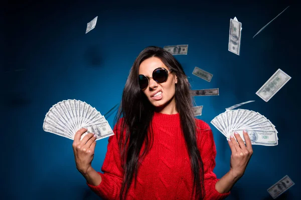 Photo de jeune femme détiennent dollars cash argent millionnaire riche voler billets d'avion isolé sur fond bleu foncé — Photo