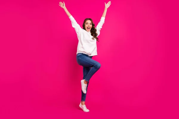 Foto de señora loca emocionada sorprendida levantar las manos usar sudadera con capucha blanca jeans calzado aislado de color rosa fondo — Foto de Stock