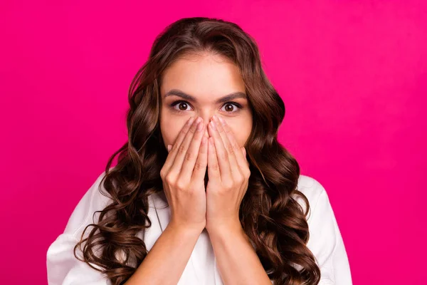 Foto de joven atractiva chica cerrar la boca manos risa humor broma aislado sobre rosa color de fondo —  Fotos de Stock