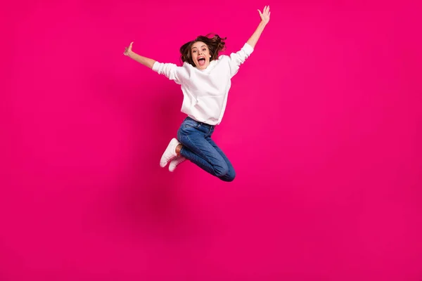 Genç neşeli kızın tam boy fotoğrafı mutlu pozitif gülüş atlama aktif spor pembe renkli arka planda izole. — Stok fotoğraf