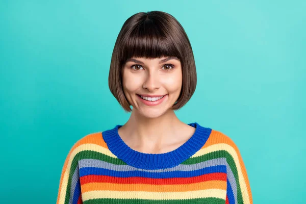 Foto de mujer alegre joven feliz sonrisa dentada positiva cuidado oral aislado sobre fondo de color turquesa —  Fotos de Stock