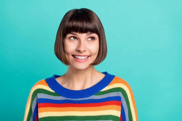 Foto da jovem mulher feliz sorriso positivo sonho curioso acho que olhar espaço vazio isolado sobre fundo de cor turquesa — Fotografia de Stock