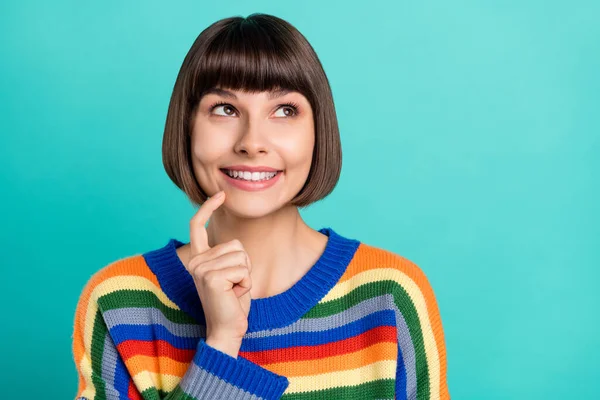 Foto di giovane donna felice sorriso positivo dito tocco mento pensare sogno sguardo vuoto spazio isolato su sfondo di colore turchese — Foto Stock