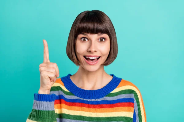 Foto da jovem mulher feliz sorriso positivo apontar ideia gênio escolha criativa isolado sobre cor turquesa fundo — Fotografia de Stock