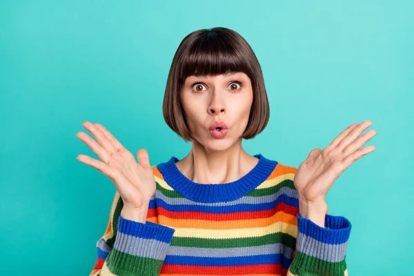 Foto wanita muda kagum terkejut omg wow Informasi baru palsu terisolasi dengan latar belakang warna — Stok Foto