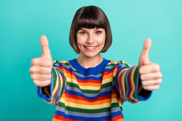 Foto retrato sorrindo bob mulher de cabelos listrados pulôver mostrando sinal de polegar para cima isolado brilhante fundo cor teal — Fotografia de Stock