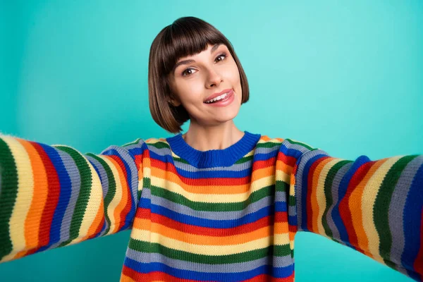 Foto portrét usmívající se bob vlasy žena v ležérní oblečení přičemž selfie ukazující jazyk izolované světlé teal barva pozadí — Stock fotografie