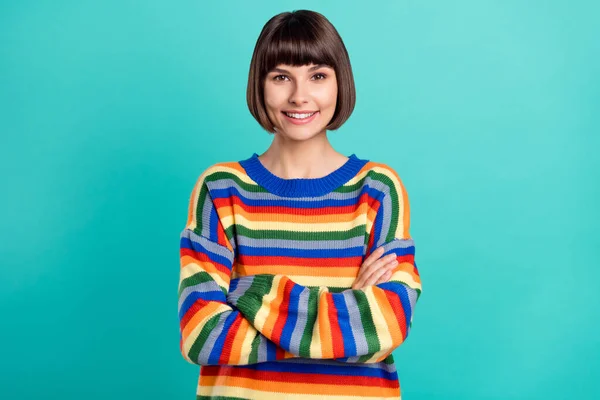 Foto portrét usmívající se dívka usměvavý stylový outfit zkřížené ruce izolované živé teal barva pozadí — Stock fotografie