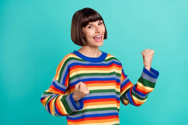 Foto portret glimlachend meisje glimlachen vrolijk gebaar als winnaar geïsoleerde levendige teal kleur achtergrond — Stockfoto