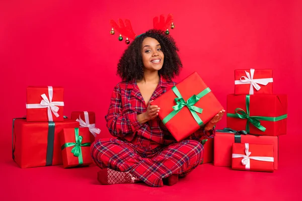 Foto de tamaño completo del modelo de moda afro americano elegante chica ropa de dormir diadema modelo regalos de fiesta de Navidad aislados en el fondo de color rojo — Foto de Stock