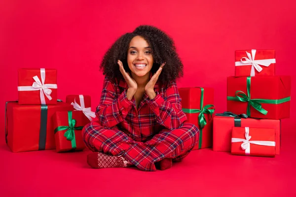 Mutlu, modaya uygun Afro-Amerikan kadınlarının tam boy fotoğrafı kırmızı arka planda izole edilmiş geleneksel hediyelerle karşı karşıya. — Stok fotoğraf