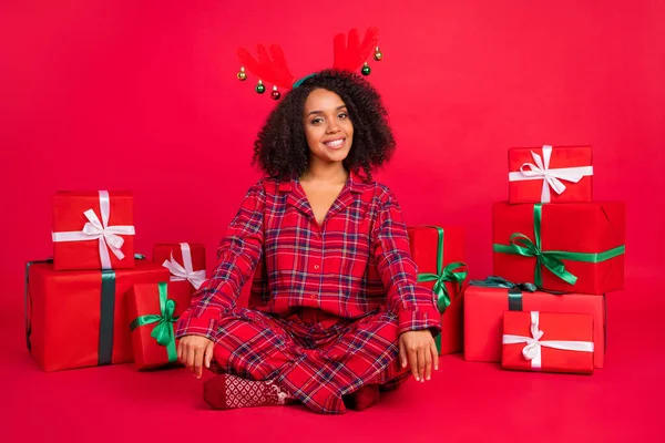 Foto de corpo inteiro de afro americano moderno mulher elegante usar chifres de veado sleepwear modelo xmas isolado no fundo de cor vermelha — Fotografia de Stock