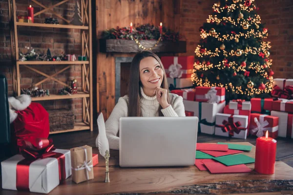 Retrato de chica alegre soñadora atractiva usando el servicio de regalo del correo del ordenador portátil en la habitación decorada loft casa interior industrial interior interior —  Fotos de Stock