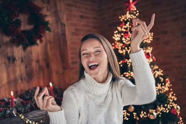 Foto retrato sorrindo mulher vestindo camisola de malha sorrindo rindo rindo dançando alegremente na festa de ano novo — Fotografia de Stock