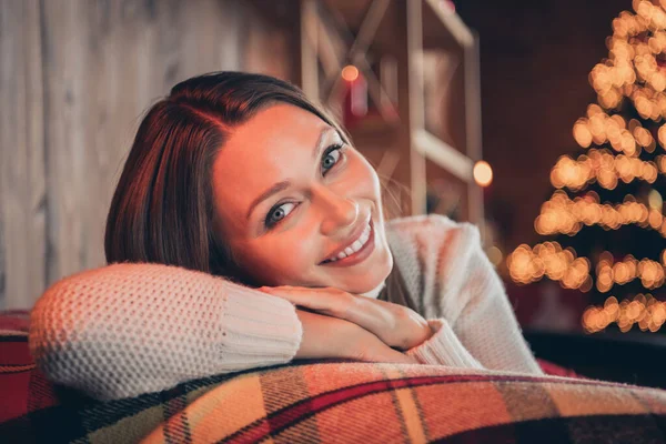 Foto de muito charmoso jovem senhora desgaste pulôver branco sorrindo tendo descanso dentro de casa casa quarto — Fotografia de Stock