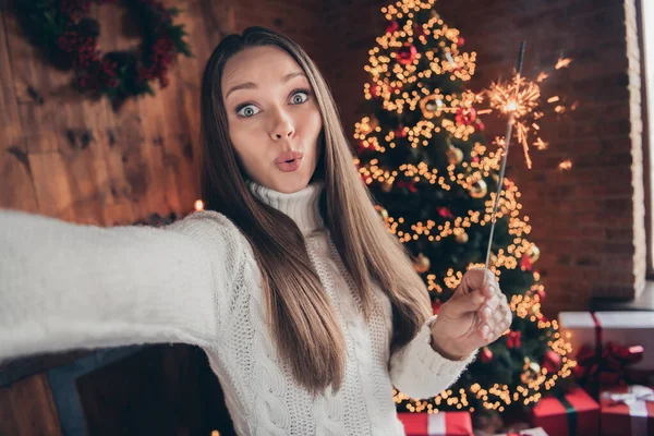 Foto de engraçado impressionado jovem senhora desgaste branco pulôver tacking selfie segurando brilhos dentro de casa casa casa quarto — Fotografia de Stock