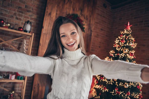 Foto de bonito alegre jovem mulher vestida de malha suéter gravação auto vídeo sorrindo dentro de casa quarto casa — Fotografia de Stock