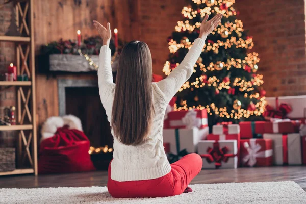 Fénykép imádnivaló izgatott fiatal hölgy visel kötött pulóver keres új év fa felemelkedő karok beltéri ház otthon szoba — Stock Fotó