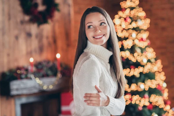 Φωτογραφία από αξιολάτρευτο λαμπερό νεαρή κοπέλα φορούν πλεκτό πουλόβερ χαμογελώντας εσωτερικό σπίτι δωμάτιο — Φωτογραφία Αρχείου