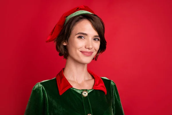 Foto di giovane ragazza attraente felice sorriso positivo cristmas tempo indossare costume isolato su sfondo di colore rosso — Foto Stock