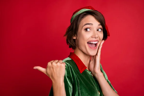 Profilo foto laterale di giovane ragazza eccitata felice sorriso positivo indicare pollice annuncio consiglia isolato su sfondo di colore rosso — Foto Stock