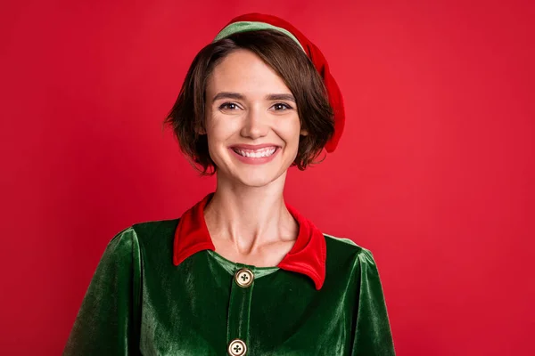 Foto de jovem alegre mulher feliz sorriso positivo elfo santa ajudante ano novo isolado sobre fundo de cor vermelha — Fotografia de Stock