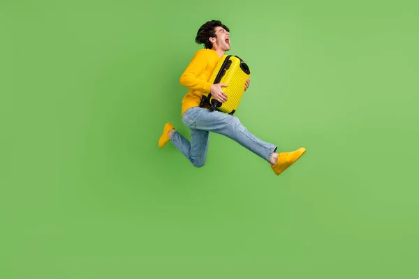 フル長さボディサイズ写真男ジャンプアップとともにスーツケース叫びクレイジー隔離されたパステルピンク色の背景 — ストック写真