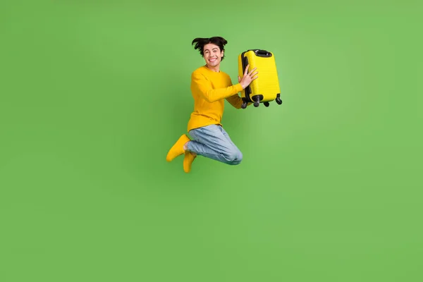 Boyu tam boy fotoğrafçı bavulla zıplıyor izole edilmiş pastel pembe arka plan — Stok fotoğraf