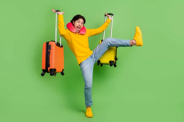 Volledige lengte body size foto man houden koffers blij klaar voor een reis geïsoleerde pastel groene kleur achtergrond — Stockfoto
