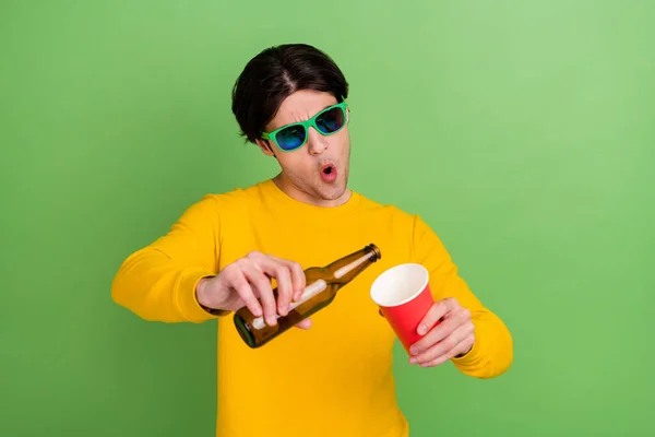 Foto ritratto uomo indossa occhiali da sole bere birra alla festa isolato colore verde pastello sfondo — Foto Stock