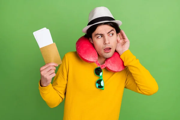 Foto retrato hombre usando headwear mantener documentos escuchar noticias aislado pastel verde color fondo —  Fotos de Stock