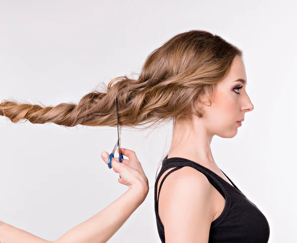 Menina corte de cabelo longo. menina de pé no perfil — Fotografia de Stock