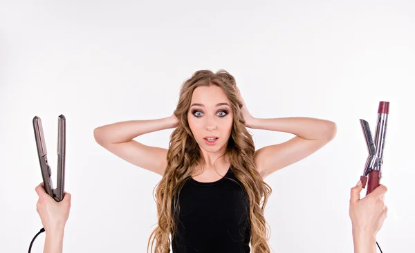 Chica elige estar con el pelo liso o rizado — Foto de Stock