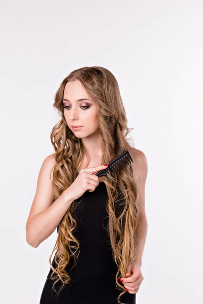 Meisje haar haren kammen — Stockfoto